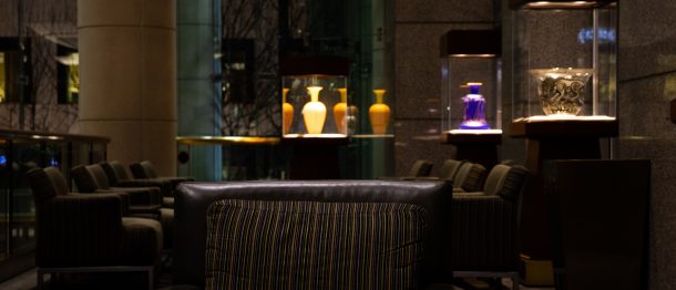 Imagen relajante de una habitación de spa de lujo con jacuzzi y velas aromáticas