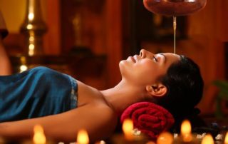 Mujer disfrutando de un masaje relajante en Spa Calm & Luxury, Valencia.